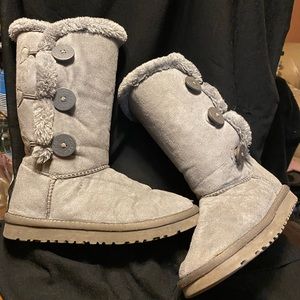 Grey UGG Boots Size 7.5 Pre owned 3 Buttons on side